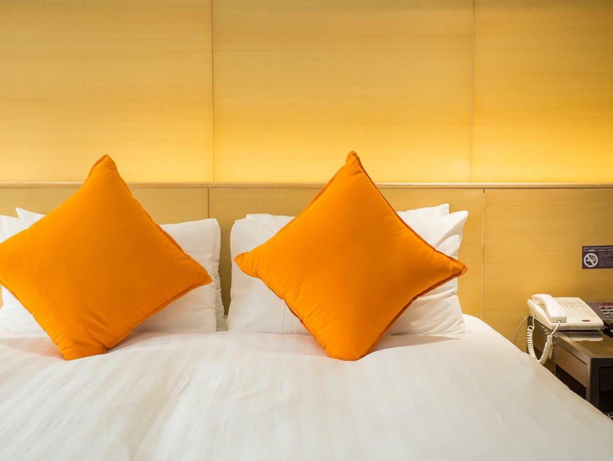 Freshfields Hotel Taichung Exterior photo A bed with cushions